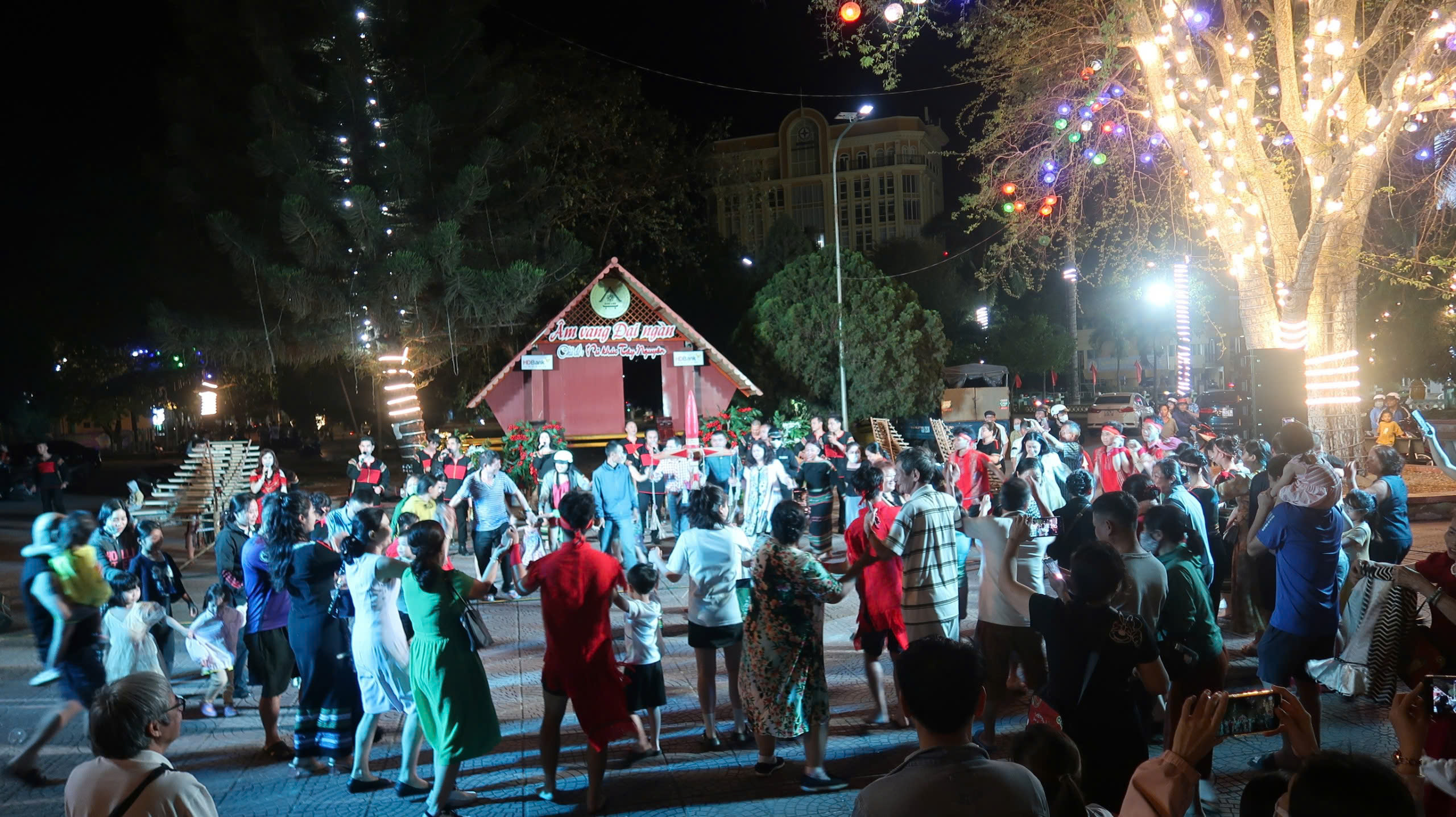 Chương trình biểu diễn Văn hóa Cồng chiêng phục vụ Nhân dân và du khách